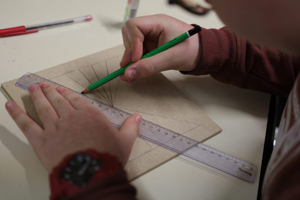 Elève en train de construire un cadran solaire équatorial