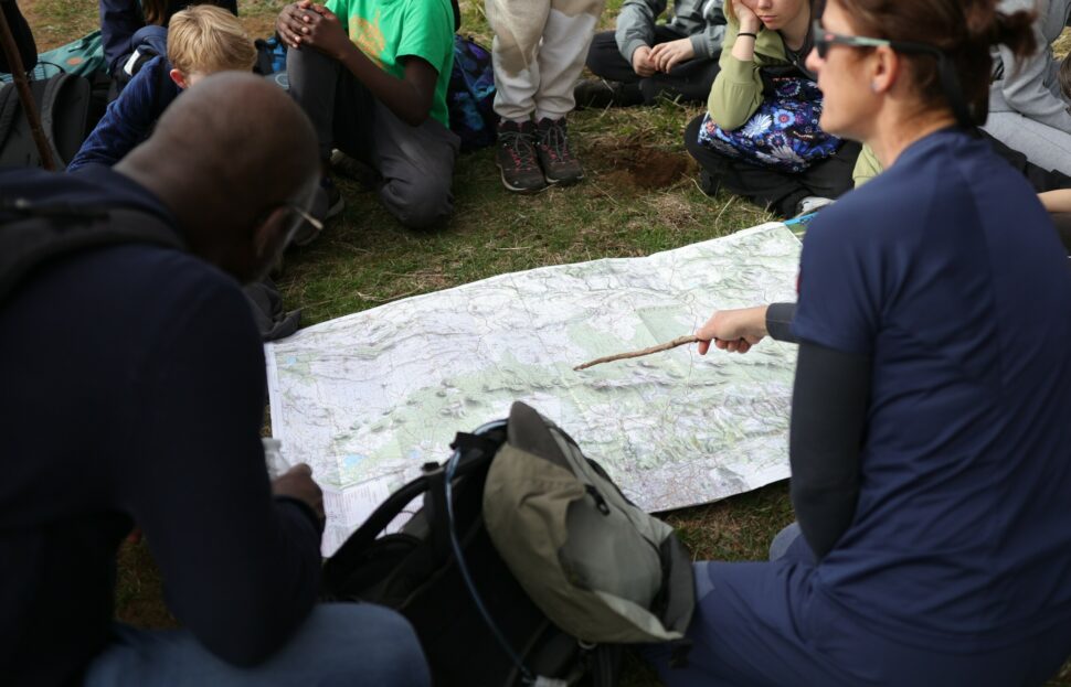 Guide et élèves lors de la classe de découverte astro-volcan