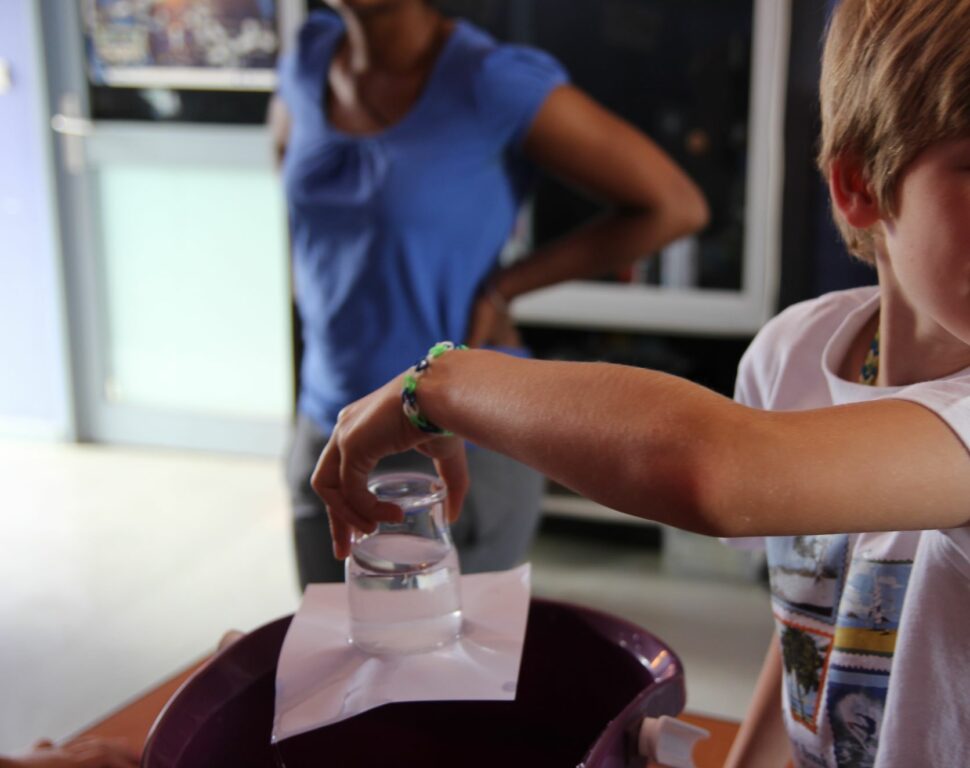 Un participant du Space Camp en train de réaliser une expérience sur le vide spatial