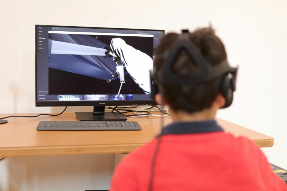 Enfants en train de s'exercer à la réalité virtuelle lors du Space Camp