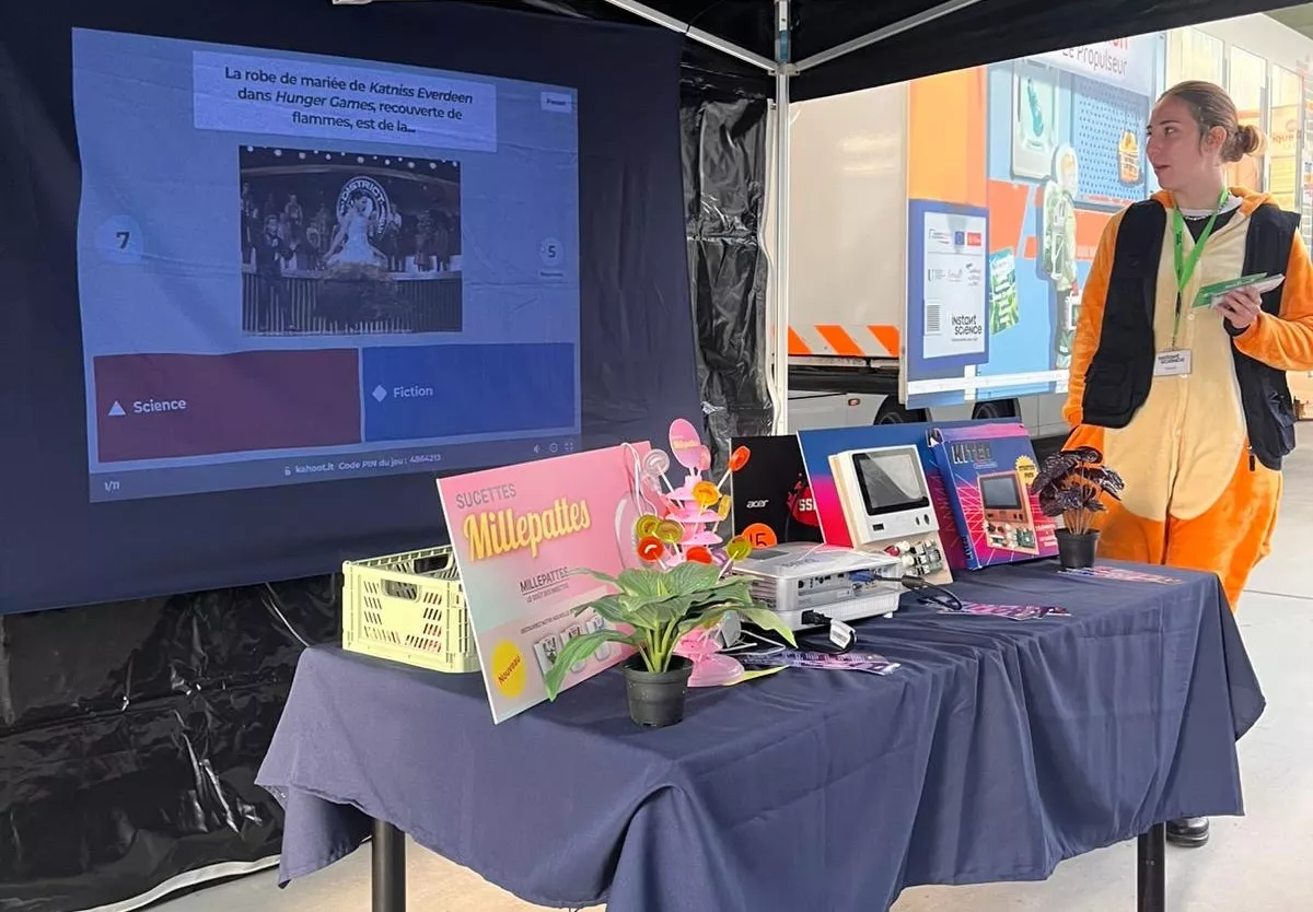Médiatrice en train d'animer le quiz Science ou fiction